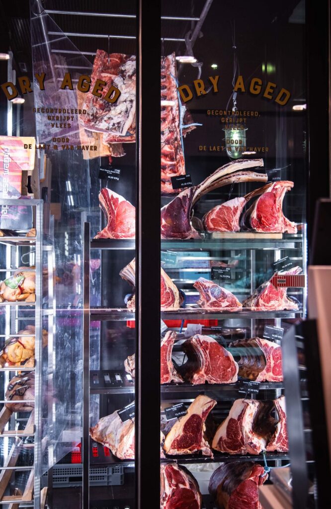 Vitrine met dry aged vlees in Butcher's Store